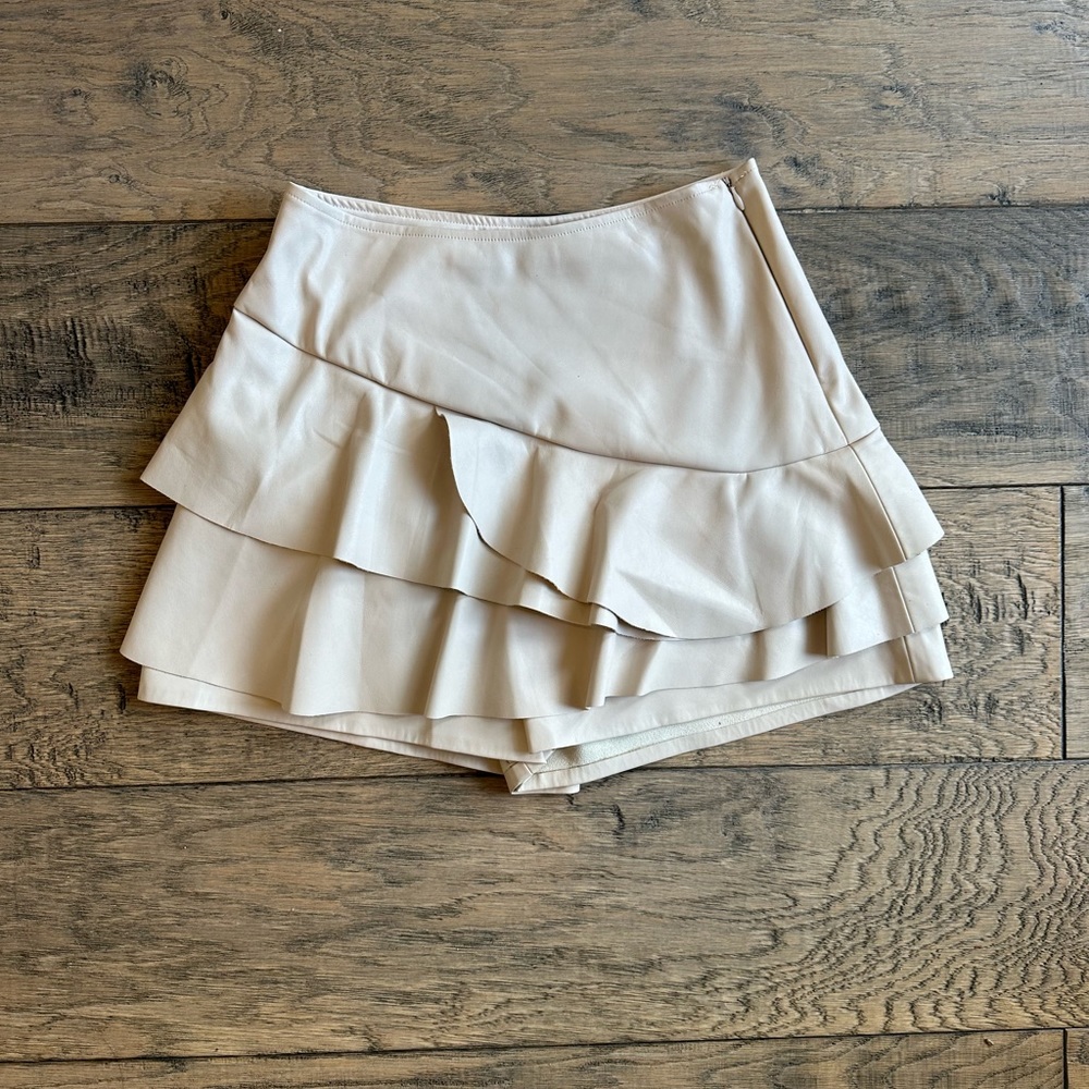 Women’s Boutique Pleather Ruffle Skort in Cream (Size Small)